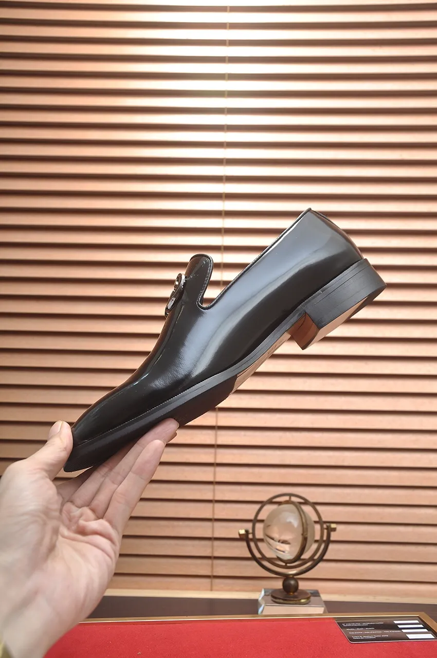 Men's shoes💰500💶Italy's top luxury men's shoe giant (GUCCI) (Gucci) (full cowhide lining) new arrival🍃Original European style🔰 Pleasant to the eye😍In order to make the shoes more durable and non-deformable🌀The production continues to follow traditional methods but there is still no lack of innovation💪Choose original sheepskin for the leather♻️ Smooth and natural And extra bright ⭐Made of imported cowhide, the first choice of rich people 38-45 (45 customized)